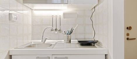 ثلاجة، موقد طهي مسطح، ماكينة لصنع القهوة/الشاي، غلّاية كهربائية