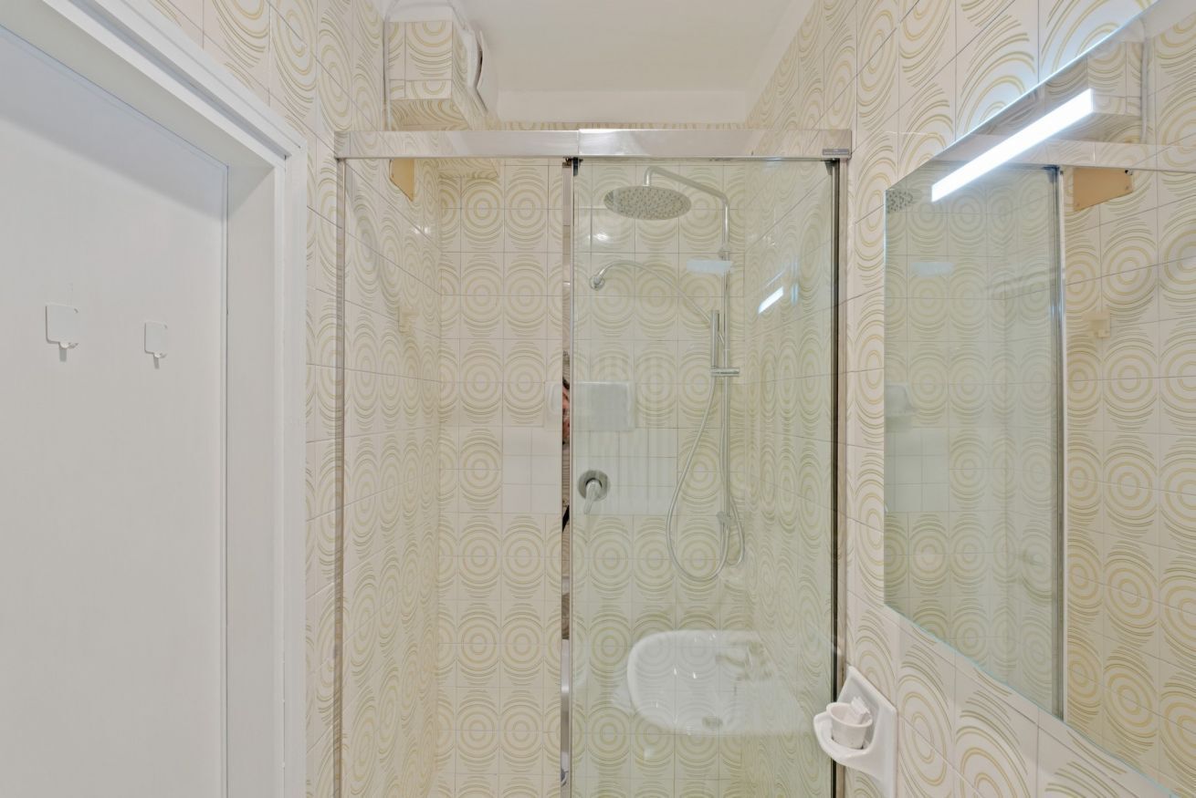 Shower, hair dryer, bidet, towels