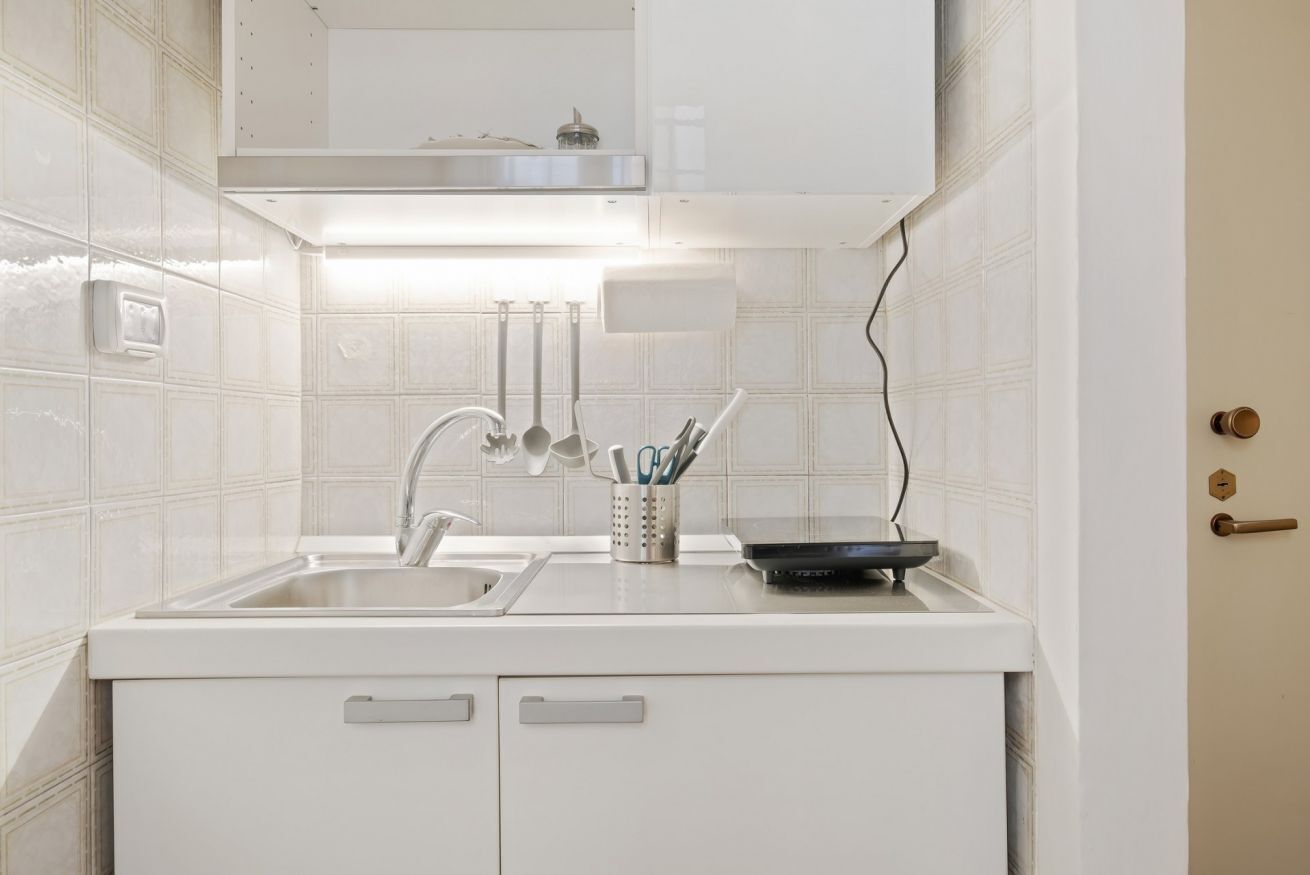 Fridge, stovetop, coffee/tea maker, electric kettle