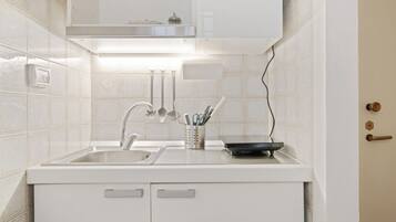 Fridge, stovetop, coffee/tea maker, electric kettle