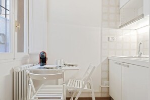 Réfrigérateur, plaque de cuisson, cafetière/bouilloire