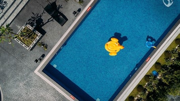 Una piscina al aire libre, tumbonas