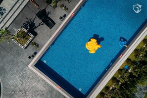 Outdoor pool, pool loungers - Tsang Kuo Resort (Wujie)