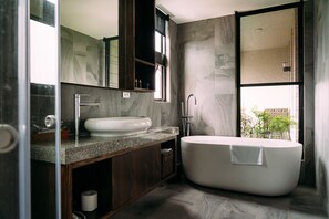 Deluxe Quadruple Room | Bathroom - Tsang Kuo Resort (Wujie)