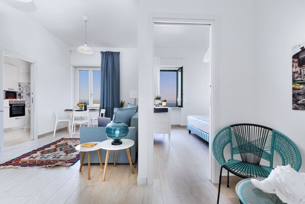 A modern apartment with a kitchen, dining area, and living space. - AMORE RENTALS - Appartamento Tramontano with Air Conditioning and Internet WI-FI (Sorrento)