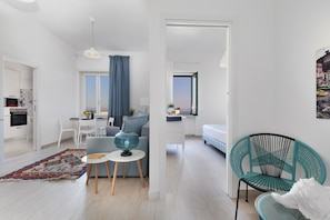 1 habitación, tabla de planchar con plancha y cuna de viaje