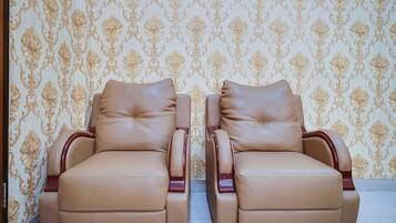 Superior Twin Room | Living area | 32-inch flat-screen TV with cable channels, TV