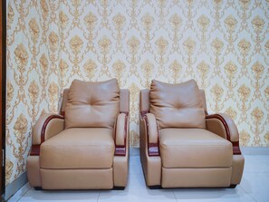 Tomannsrom – superior | Oppholdsområde | En 32-tommers Flatskjerm-TV med kabel-kanaler samt TV