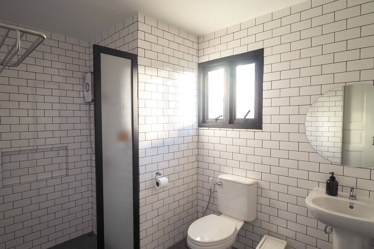 shower, free toiletries, hair dryer, slippers