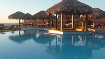 2 piscine all'aperto, cabine incluse nel prezzo, ombrelloni da piscina