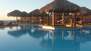 Piscine extérieure, cabanons gratuits, parasols de plage