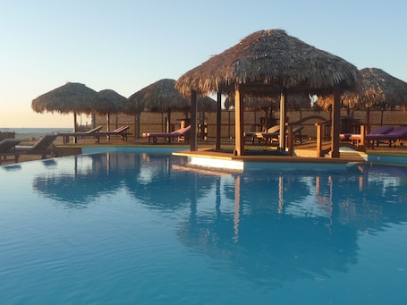 2 outdoor pools, free cabanas, pool umbrellas