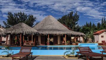 2 outdoor pools, free pool cabanas, pool umbrellas