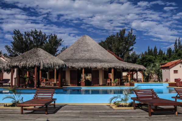 2 outdoor pools, free pool cabanas, pool umbrellas