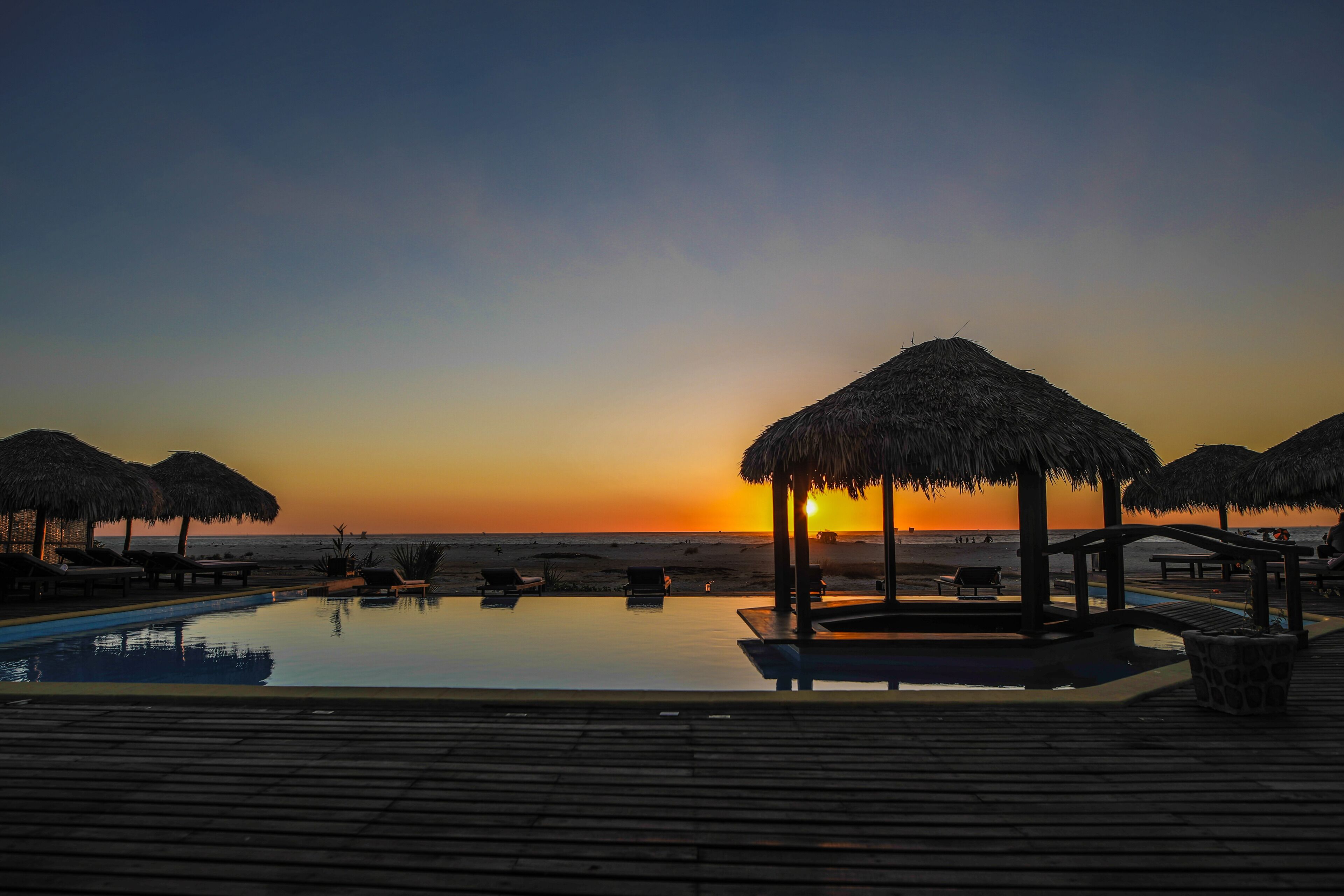 2 outdoor pools, free cabanas, pool umbrellas