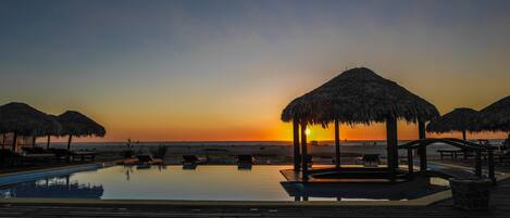 2 outdoor pools, free cabanas, pool umbrellas