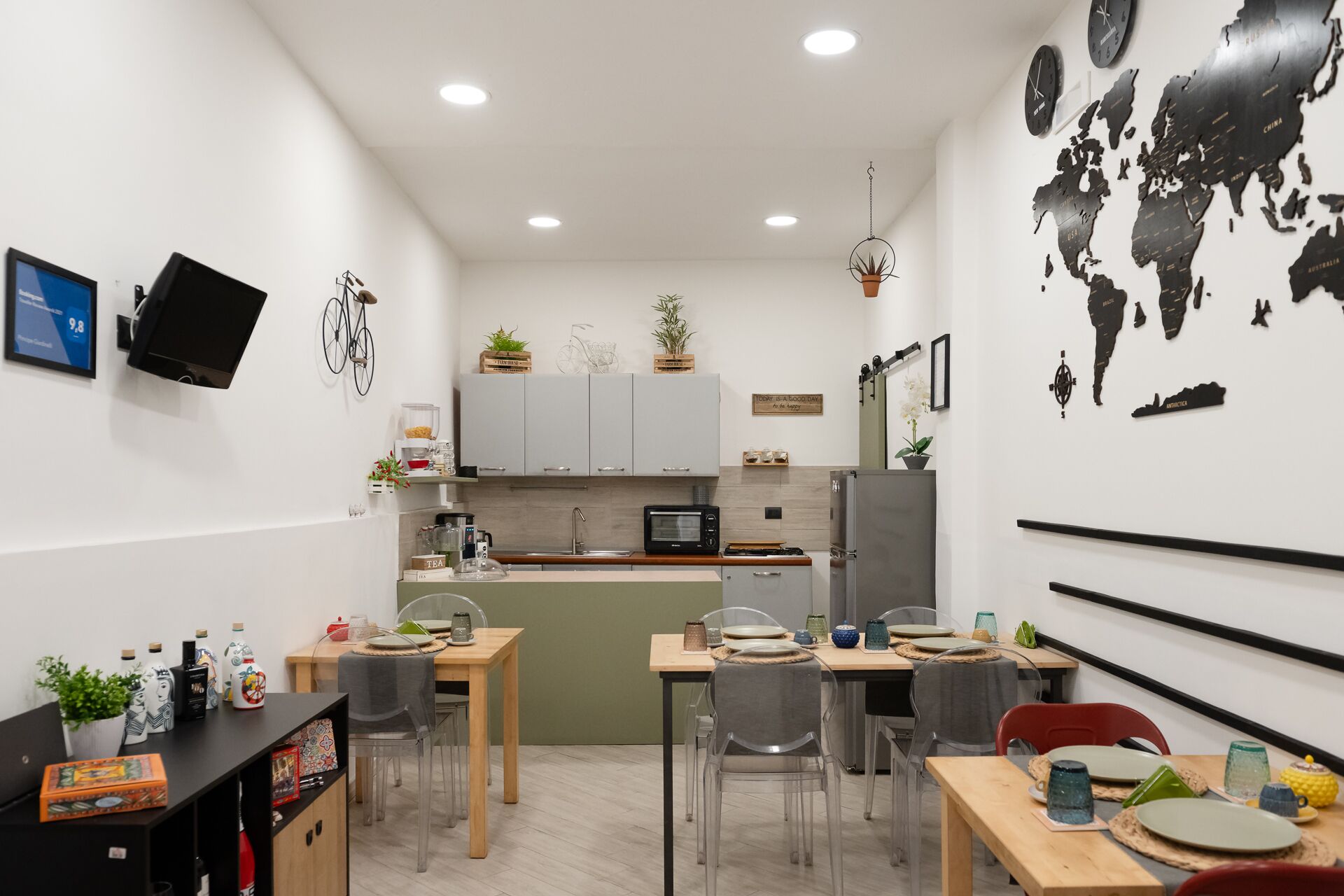 Habitación triple Deluxe, vista a la ciudad (Principe Deluxe) | Cocina compartida | Tetera eléctrica 