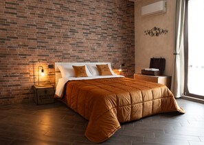 Deluxe Triple Room, City View (Principe Deluxe) | Individually decorated, individually furnished, desk, blackout drapes - B&B Principe Giardinelli (Piazza Armerina)