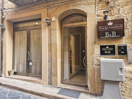 Vista frontal de la propiedad