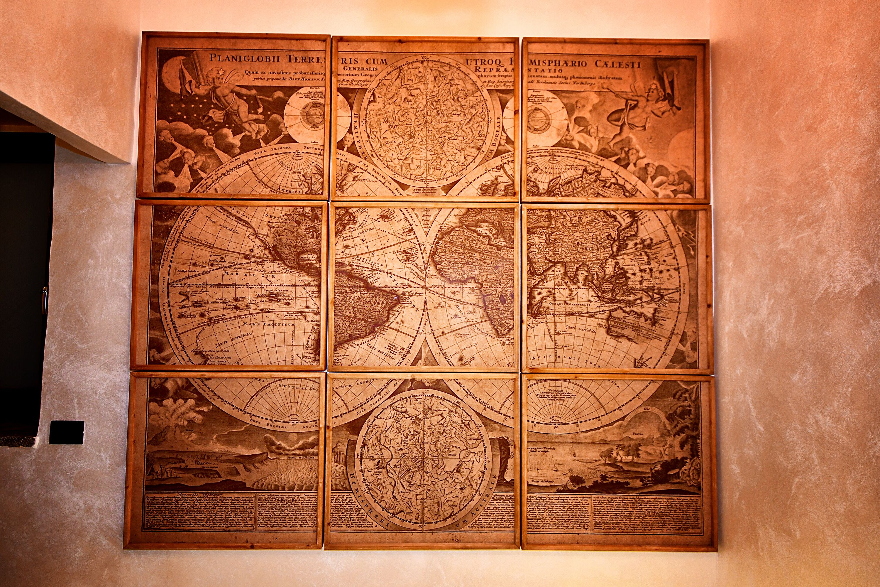 Una pared con un gran mapa de varios paneles.