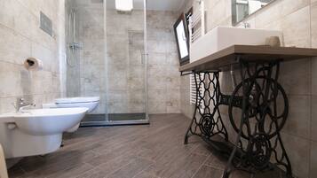 Deluxe-Dreibettzimmer, Stadtblick (Principe Deluxe) | Badezimmer | Dusche, kostenlose Toilettenartikel, Haartrockner, Bidet