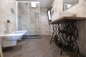 Phòng 3 Deluxe, quang cảnh thành phố (Principe Deluxe) | Phòng tắm | Buồng tắm vòi sen, đồ dùng nhà tắm miễn phí, máy sấy tóc 