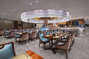 3 nhà hàng, phục vụ bữa sáng, bữa trưa, bữa tối, món Hoa 