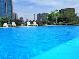 Una piscina al aire libre de temporada (de 12:30 a 21:00), tumbonas