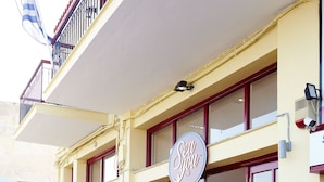 A building with a sign reading "Café". - Aegean Sea Rooms (Chios)
