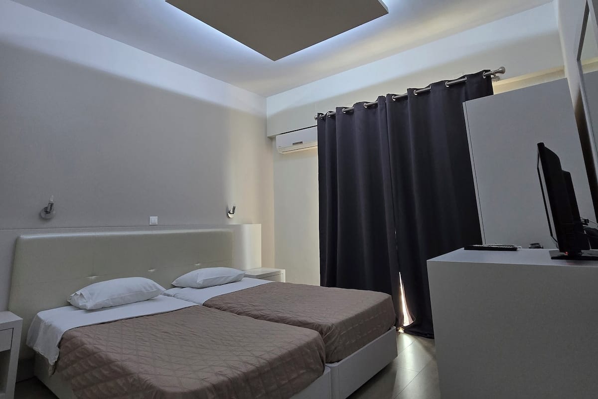 Biancheria da letto di alta qualità, una scrivania, tende oscuranti