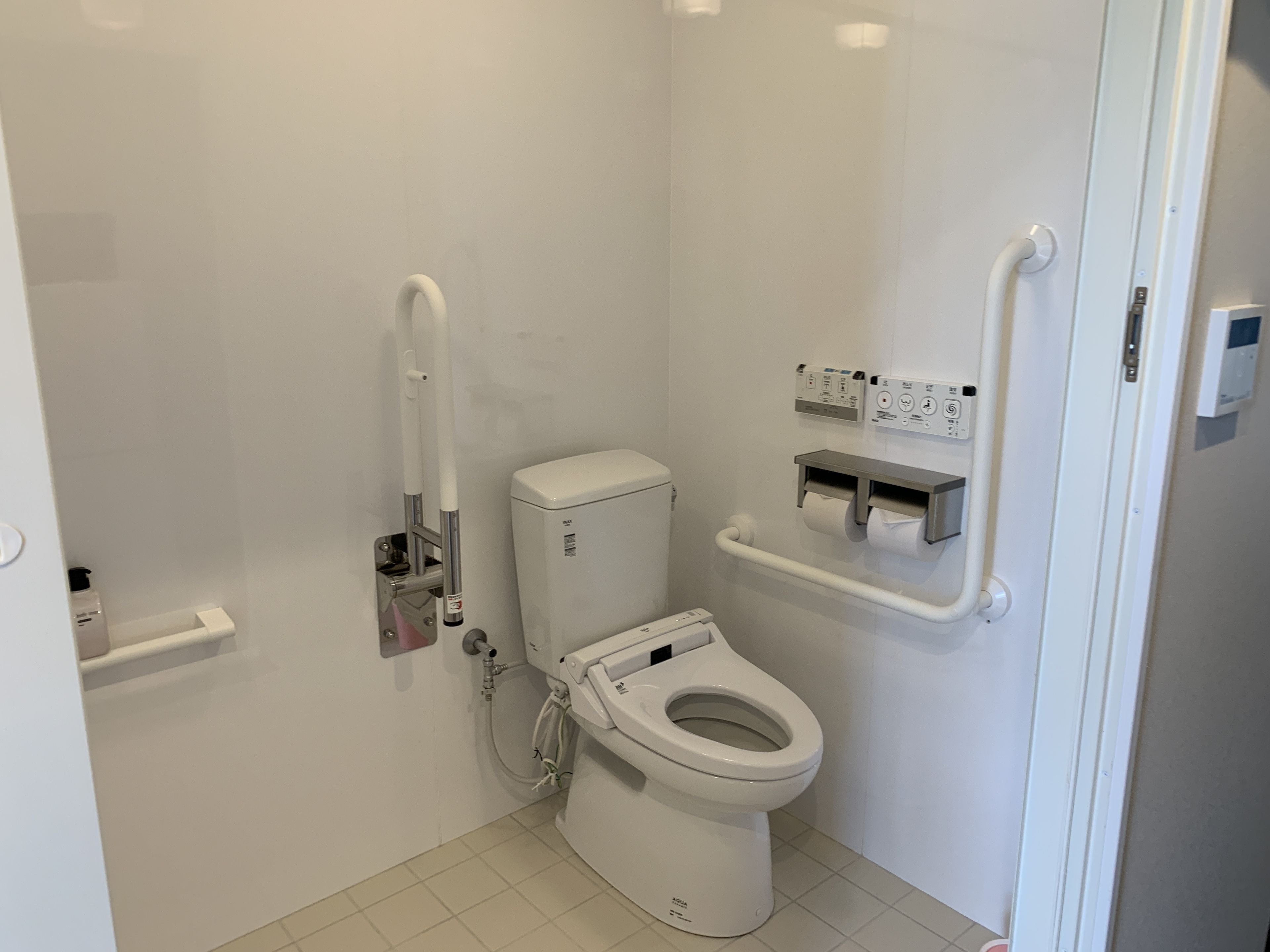 basic double room, 1 double bed, non smoking | bathroom | combined shower/bathtub, deep-soaking bathtub, free toiletries