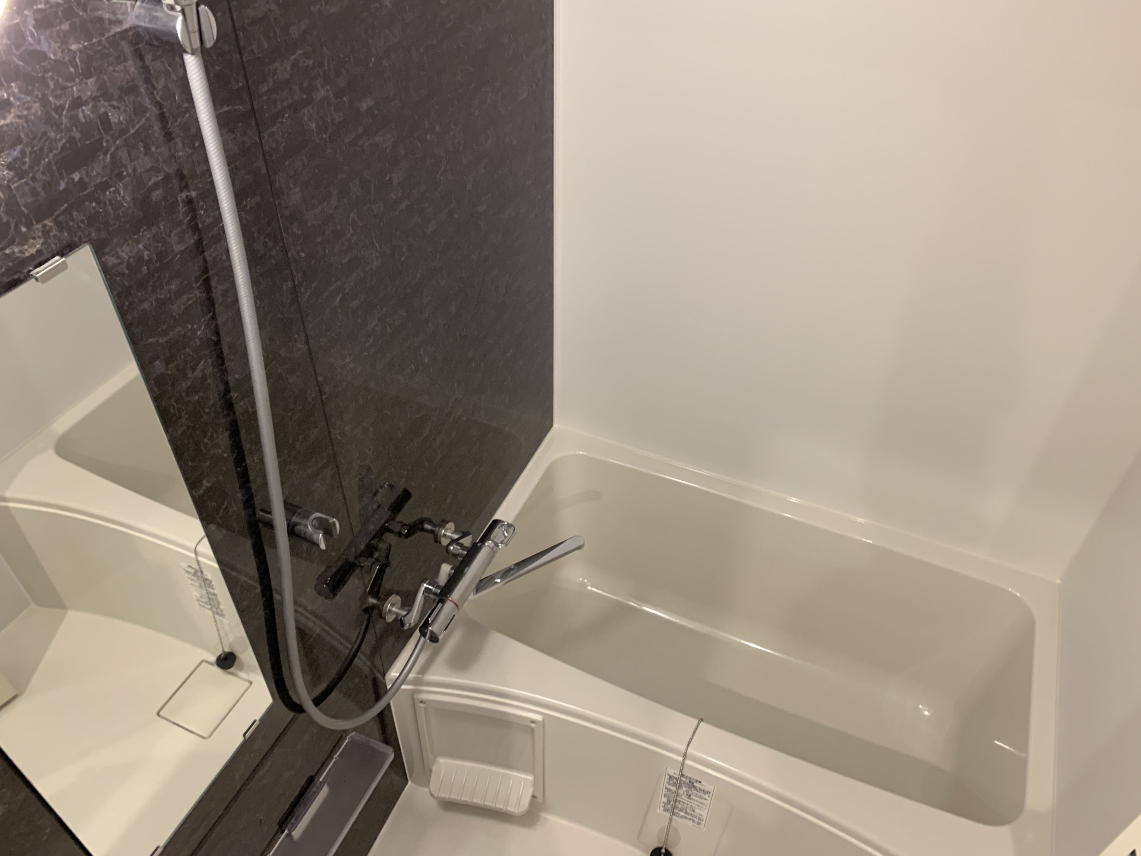 standard double room | bathroom | combined shower/bathtub, deep-soaking bathtub, free toiletries