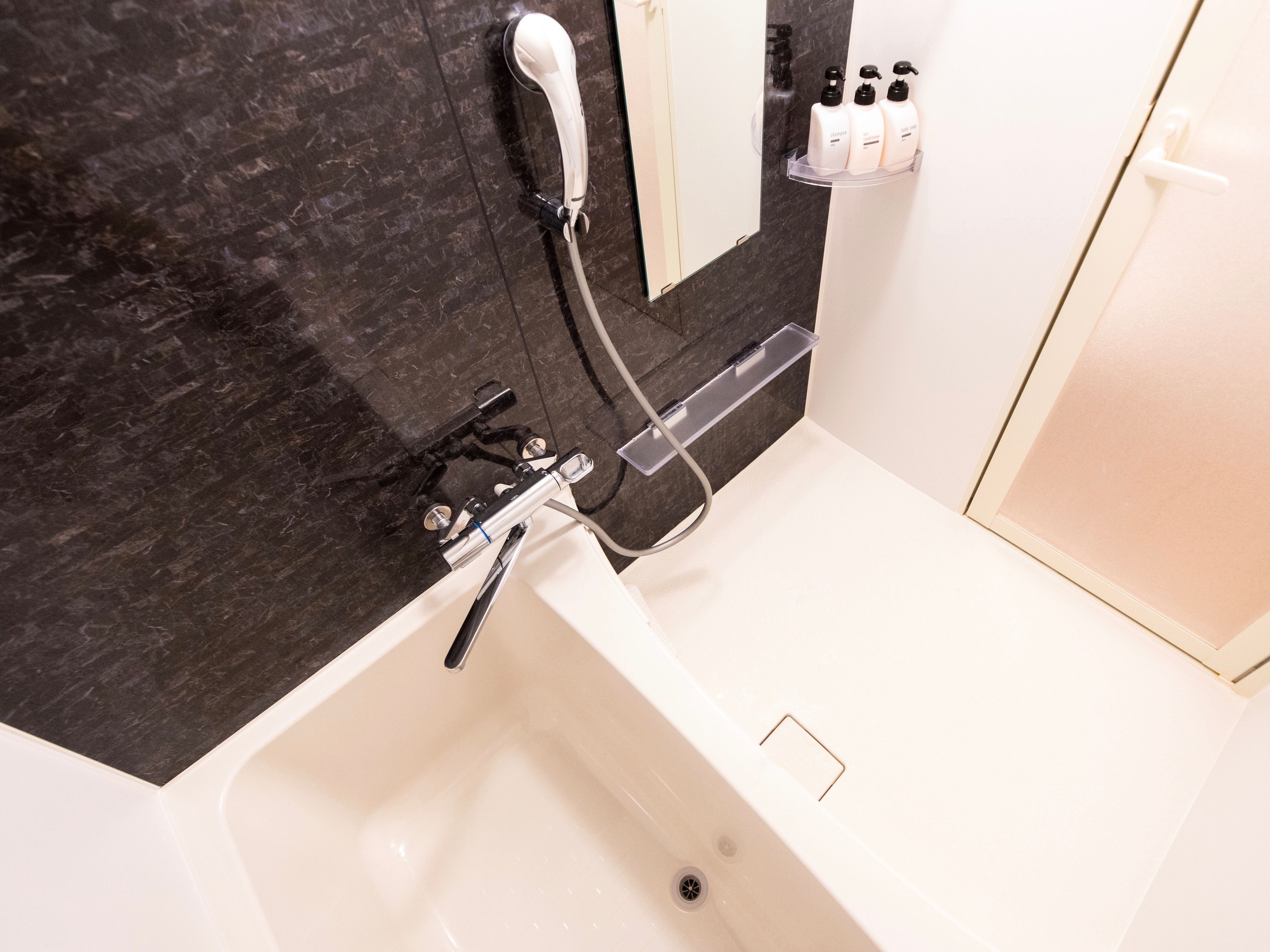 combined shower/bathtub, deep-soaking bathtub, free toiletries