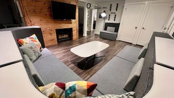 Smart TV, videogiochi, tavolo da ping pong, libri