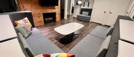 Smart TV, videogiochi, tavolo da ping pong, libri