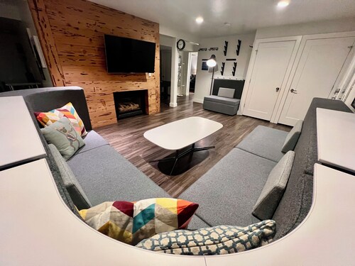 Ski, Hike, Hottub + Ping-Pong & Pool. Fun Open Concept - sleeps 14 - great price