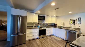 Kylskåp, mikrovågsugn, ugn och spishäll