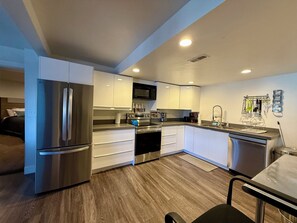 Refrigerador, microondas, horno, placa de cocina