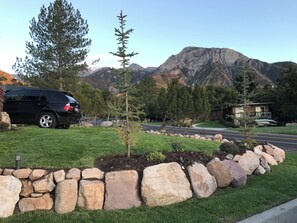 Property grounds - Ski, Hike, Hottub + Ping-Pong & Pool. Fun Open Concept - sleeps 14 - great price (Salt Lake City)