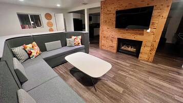 Smart-tv, tv-spel, ett bordtennisbord och böcker