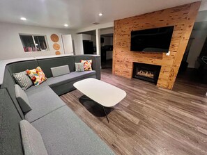 Smart TV, videojuegos, mesa de ping pong, libros