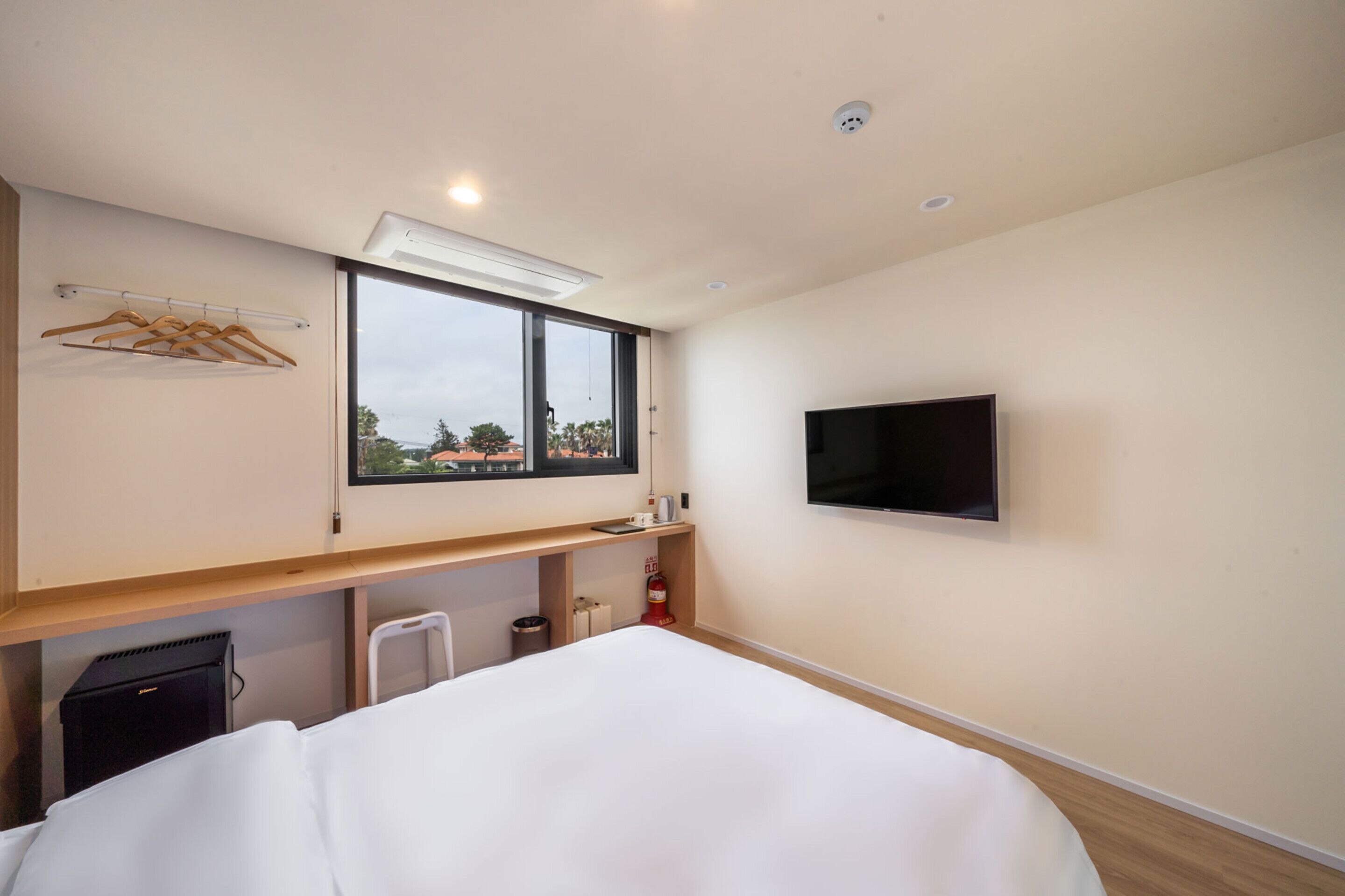 desk, soundproofing, free wifi