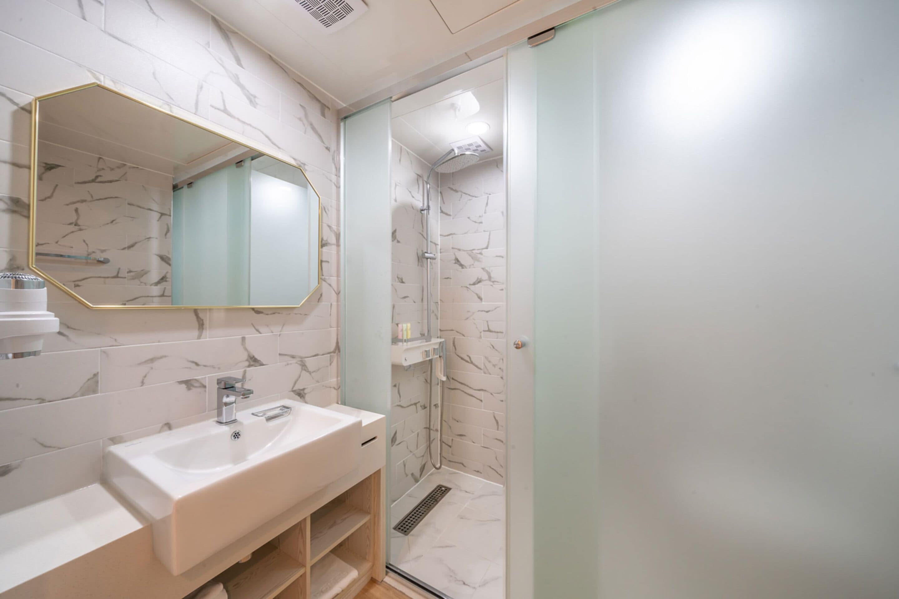 double room, non smoking | bathroom | shower, free toiletries, hair dryer, slippers