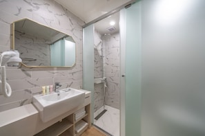 Deluxe-Doppelzimmer, Nichtraucher, Verbindungszimmer | Badezimmer | Dusche, kostenlose Toilettenartikel, Haartrockner, Hausschuhe