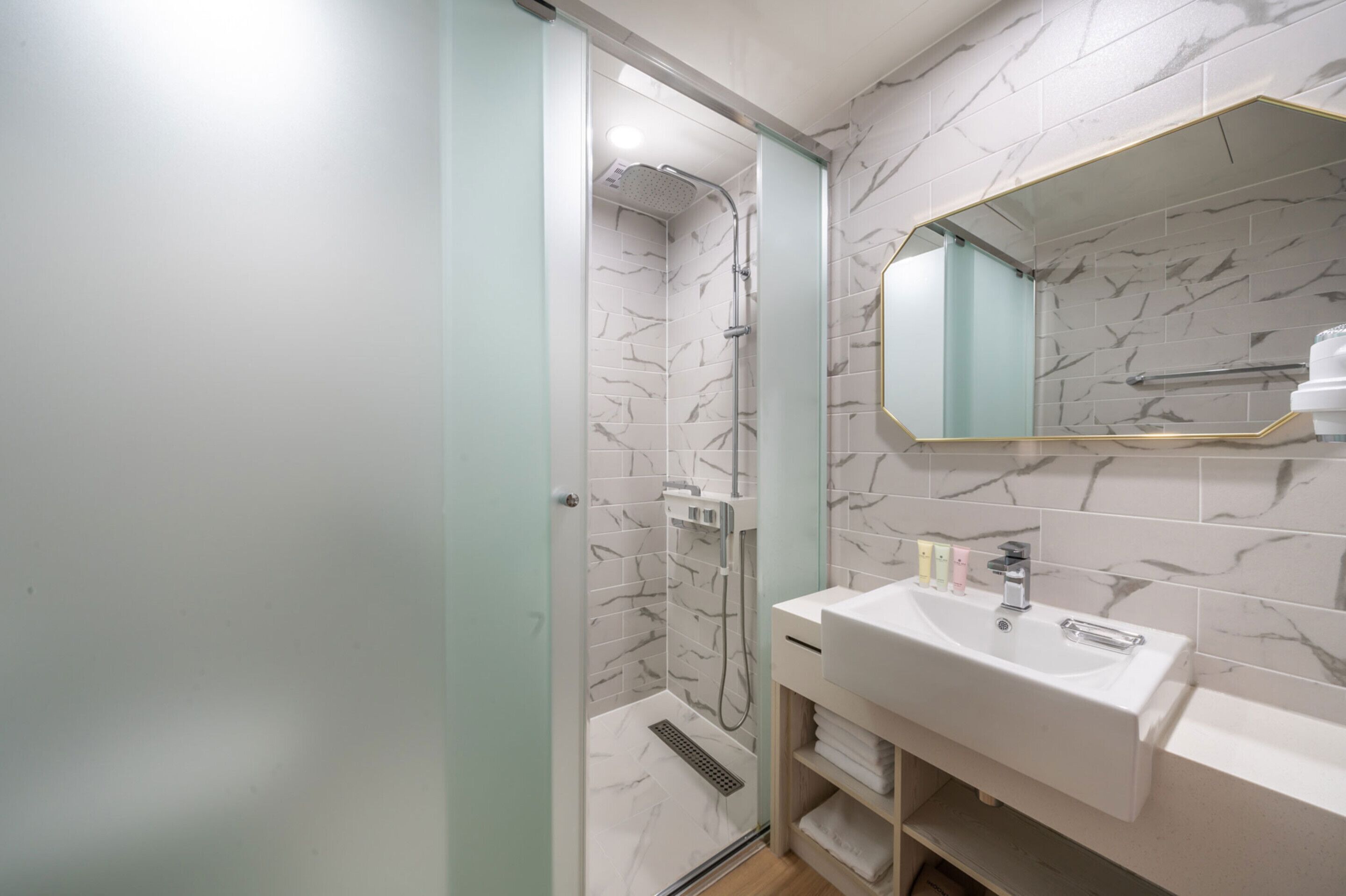 deluxe double room, non smoking, connecting rooms | bathroom | shower, free toiletries, hair dryer, slippers