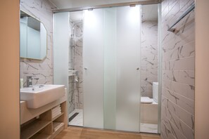 Dreibettzimmer, Nichtraucher | Badezimmer | Dusche, kostenlose Toilettenartikel, Haartrockner, Hausschuhe