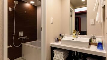 Chambre Familiale, non-fumeurs (Panda) | Salle de bain | Ensemble douche/baignoire, articles de toilette gratuits, sèche-cheveux