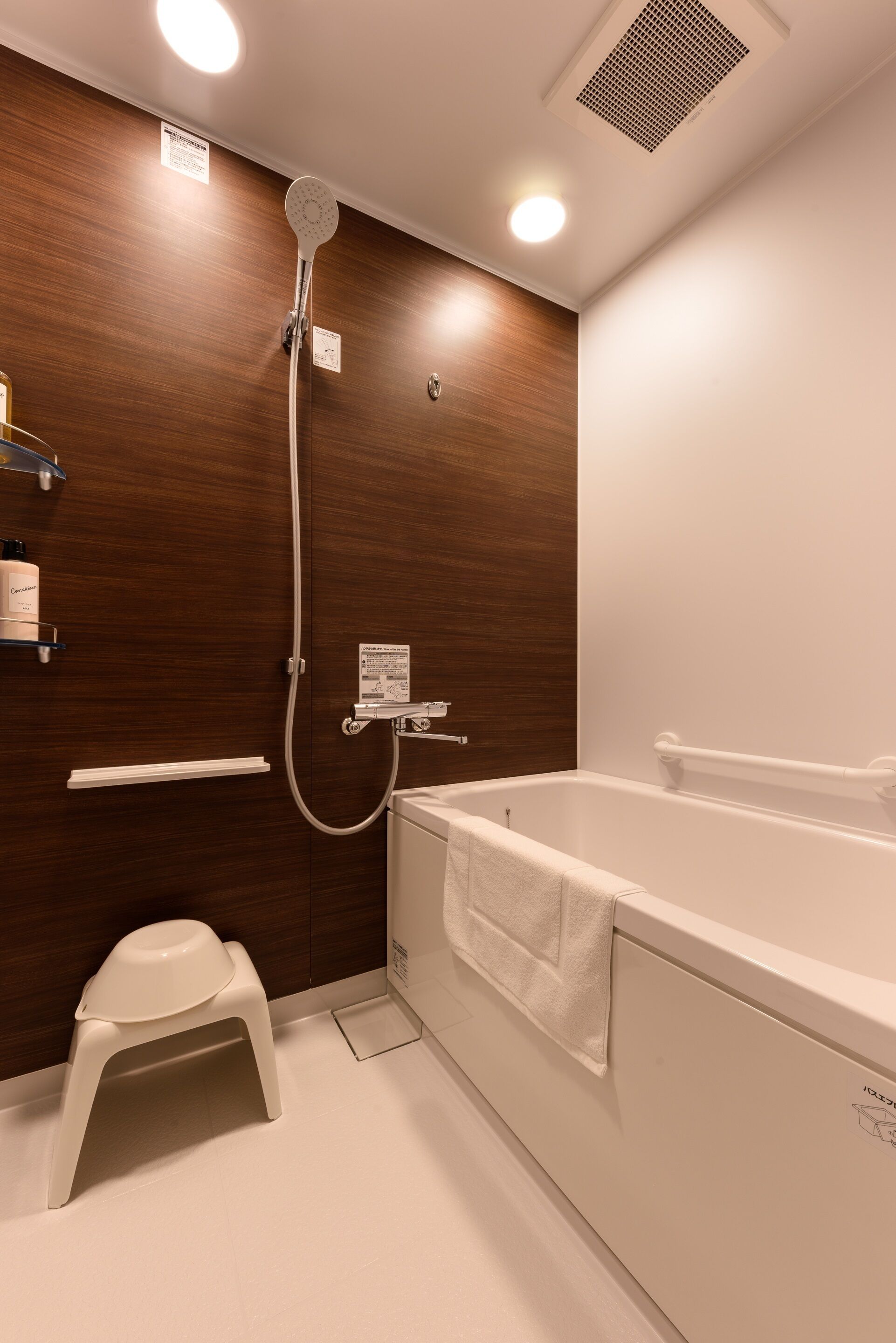 twin room with extra bed, non smoking | bathroom | combined shower/bathtub, free toiletries, hair dryer, bathrobes