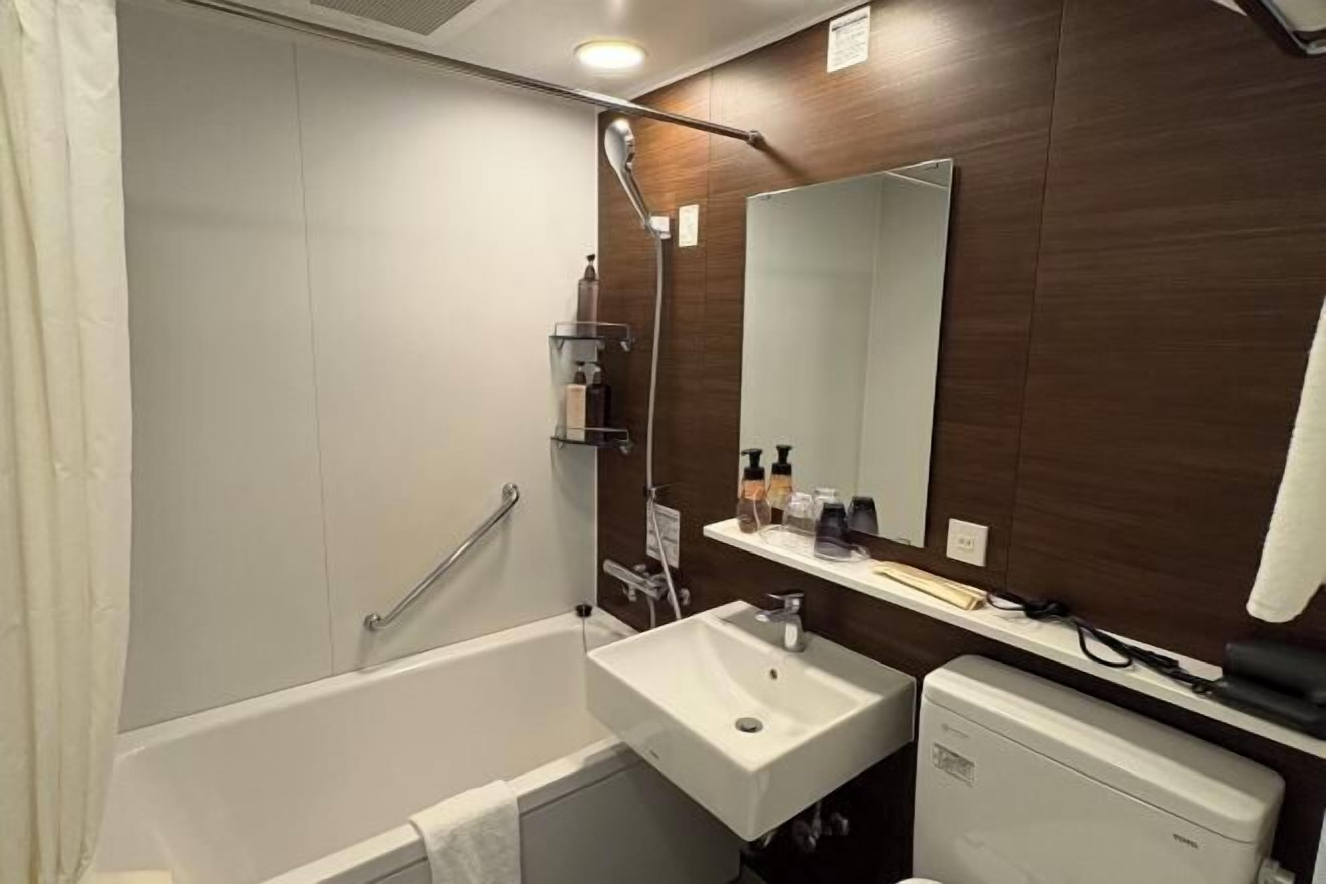 Bad | Kombinert dusj/badekar, toalettartikler (inkludert) og hårføner