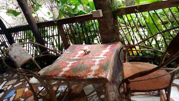 Breakfast, lunch, dinner served; African cuisine